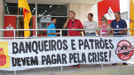 Sindicato cobra reintegração de mais de 3 mil trabalhadores demitidos pelo Santander