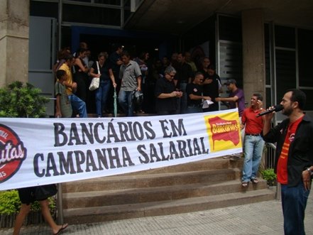 BANCÃRIOS VESTEM PRETO no Dia Nacional de Paralisações e lançam Campanha Salarial