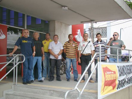Sindicato realiza Ato Público contra a DEMISSÃO SEM JUSTA CAUSA de bancário no SATÃnder