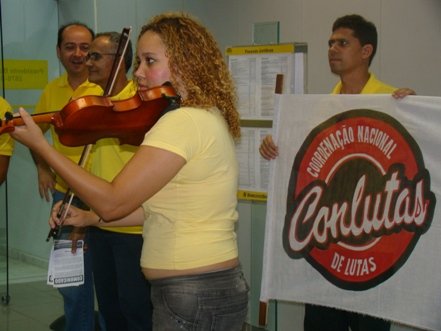 Violino garantiu clima leve e atraiu atenção de clientes e funcionários Ã s visitas do Sindicato Ã s agências