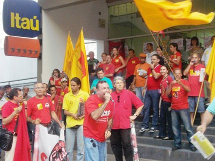 Passeata com APITAÇO arrastou bancários em GREVE pelas ruas do Centro 