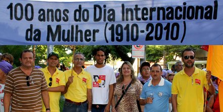 Mulheres protestam nas ruas de Natal