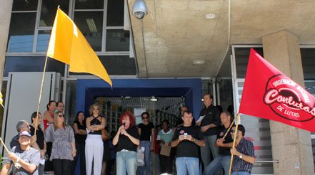 Funcionários da CAIXA se vestem de preto em protesto Ã  reestruturação do Banco