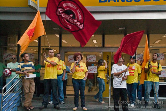 Trabalhadores bancários e dos Correios realizam ato da greve