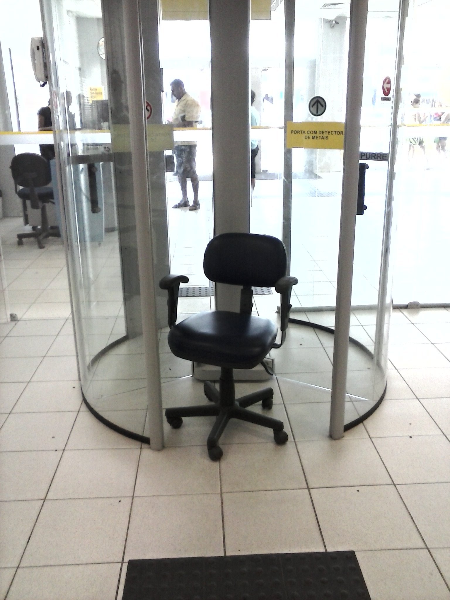 Quebra da porta de agência expõe bancários à insegurança